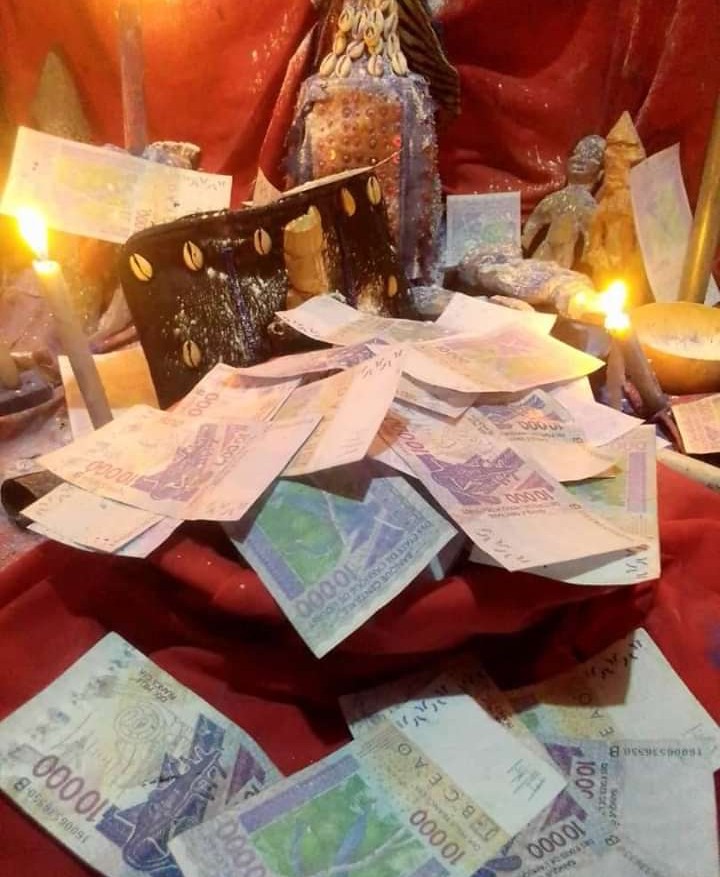 Vous avez des blocages récurrents ? Vous subissez un envoûtement ? PORTEFEUILLE MAGIQUE, LE SEUL ET VRAI PORTEFEUILLE MAGIQUE VAUDOU DU GRAND MAÎTRE VAUDOU MEDIUM Mr BONI
LE PORTEFEUILLE MAGIQUE D