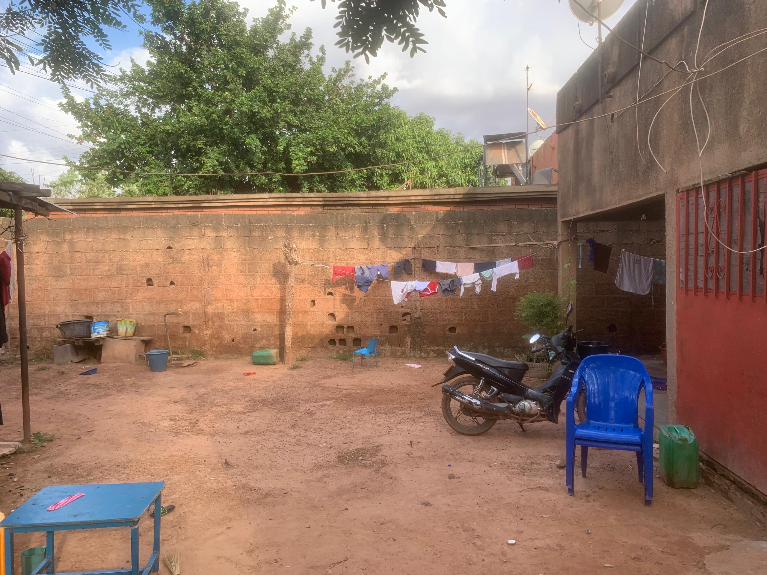 Vente de parcelles Mini villa 400m² en vente vers karpala non loin de CFAO
Celibaterium en vente non loin du SIAO 320m²