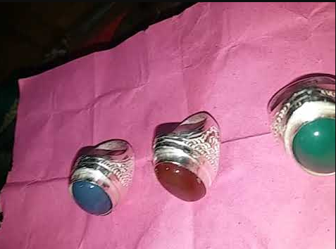 La bague magique de désenvoûtement de sortilèges La bague magique de désenvoûtement de sortilèges du grand marabout DJEGBA représente un puissant remède contre les forces obscures et les influences néfastes qui peuvent entraver le chemin de ceux qui en sont victimes. Considérée comme un talisman de protection, cette bague est réputée pour sa capacité à dissiper les malédictions, les envoûtements et les sorts lancés par des personnes mal intentionnées. Forgée selon des rituels ancestraux et chargée de bénédictions spéciales, elle agit comme un bouclier mystique, repoussant les énergies négatives et rétablissant l