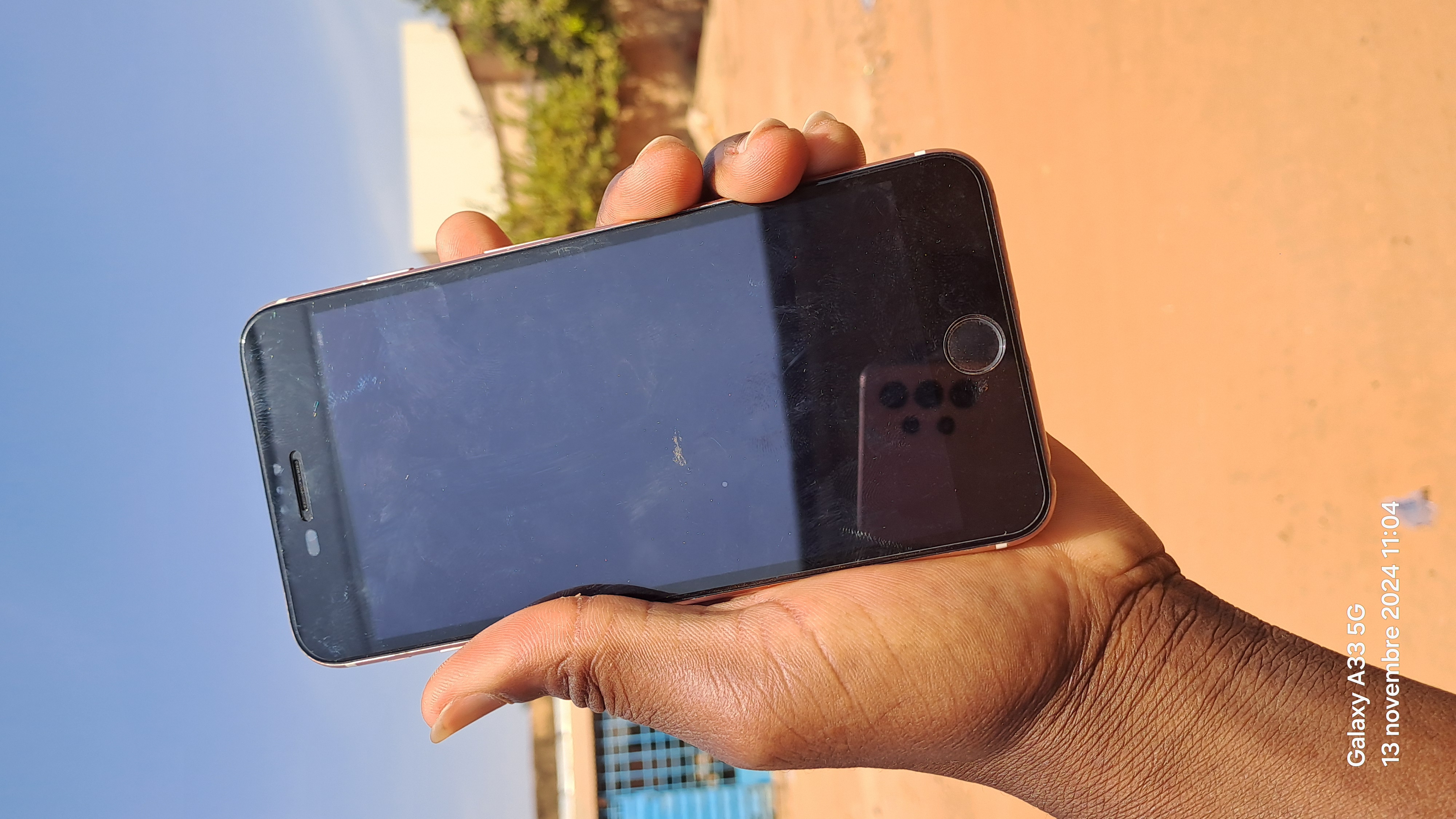 iPhone 6s plus de 64giga camera selfie off 27.500f batterie 100 . iPhone 6s plus de 64giga camera selfie off 27.500f batterie 100 .