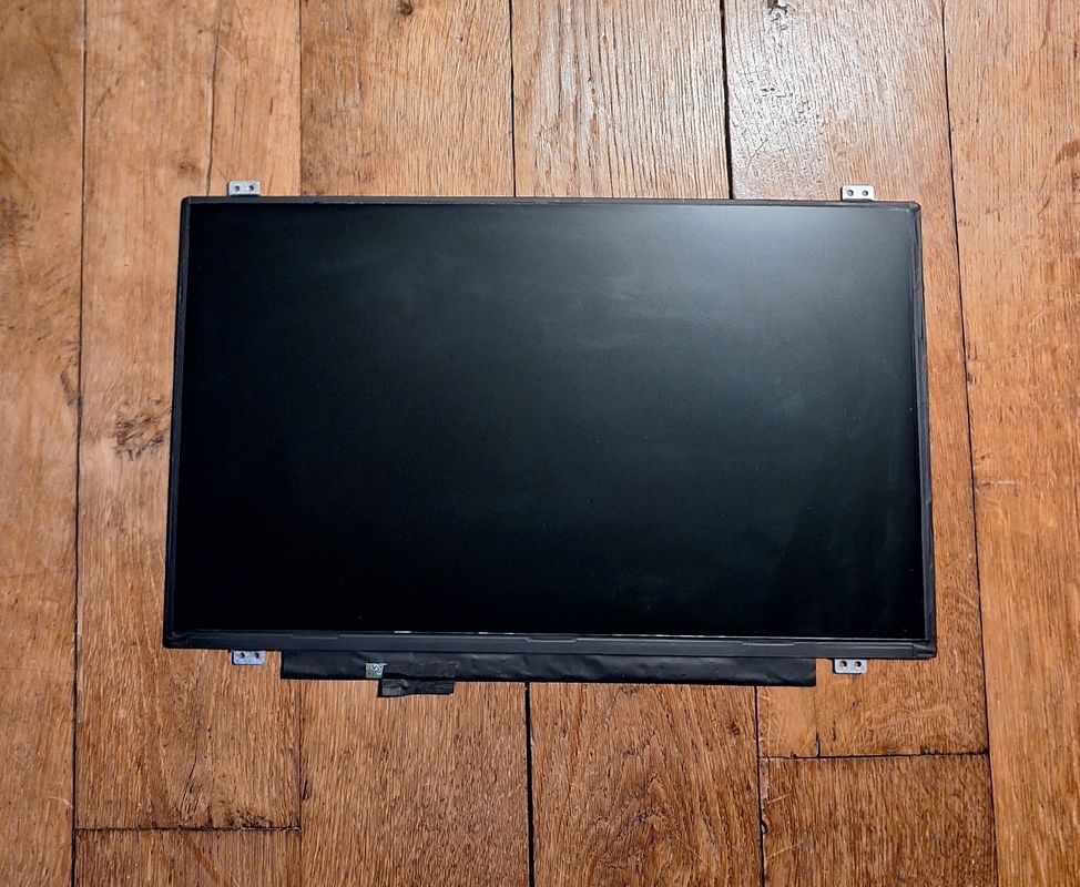 Écran 15.6 petite nappe Dall d